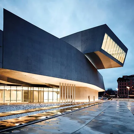 Flat Six Apartment *